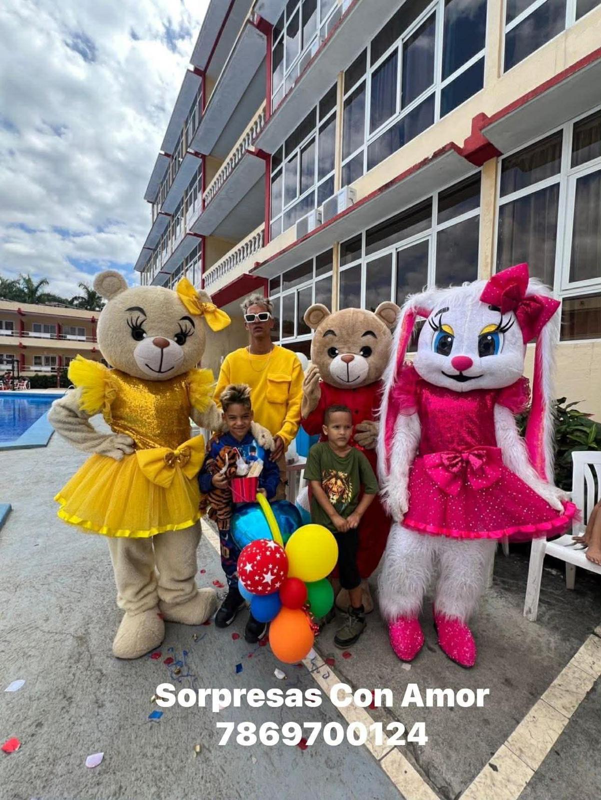 Personajes con niña cumpleañera